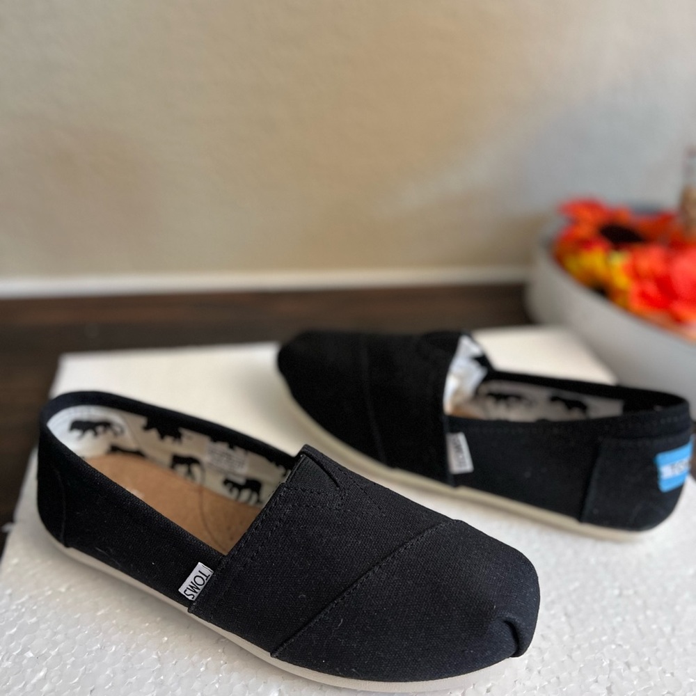 TOMS CANVAS FLATS NWOT SIZE 7